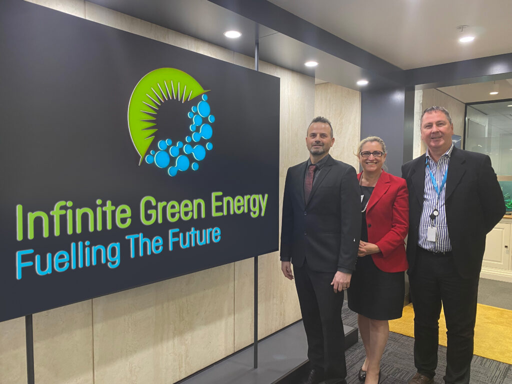 Stephen Gauld, CEO of Infinite Green Energy, Peter Walsh CEO of Red earth and Jennifer Lauber Patterson, Frontier Impact Group, make announcement together.